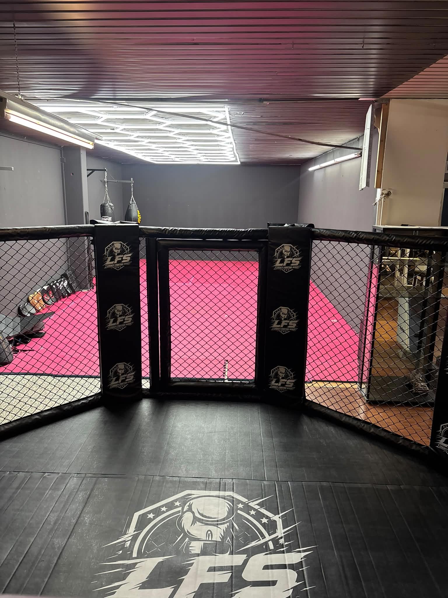 MMA-Trainingsbereich mit Cage bei Legacy Fighting