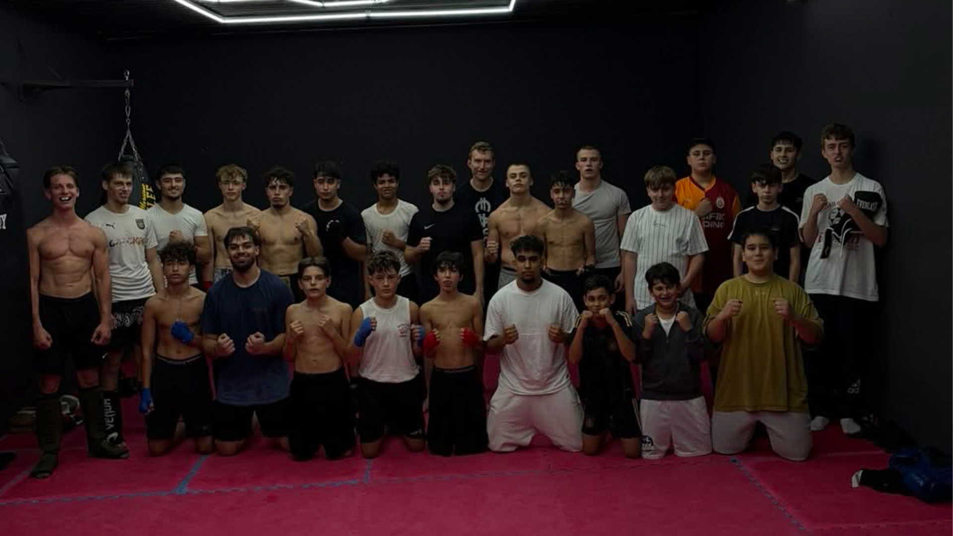 Gruppenfoto des Legacy Fighting Teams nach dem Training